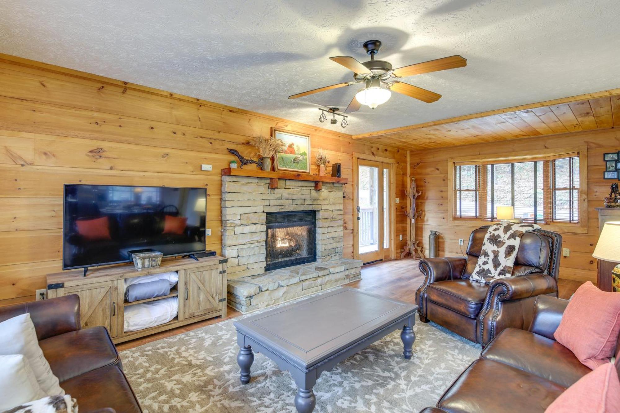 Pet-Friendly Gatlinburg Retreat With Hot Tub! Villa Buitenkant foto